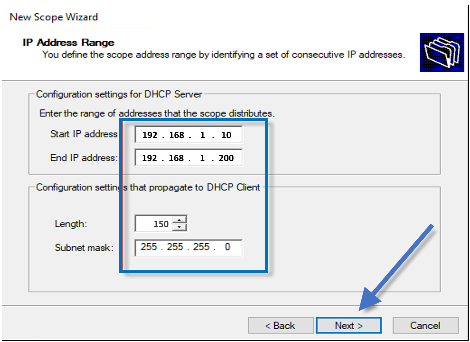 A imagem mostra as capturas de telas de de configuração de servidor DHCP, na primeira tela estão destacados: Start IP address: 192.168.1.10,  End IP address: 192.168.1.200, Configuration settgind taht propagate to DHCP Client, Length: 150 e Subnet mask: 255.255.255.0. Uma seta azul aponta para o botão Next e em seguida.  Na segunda tela: Propriedades de Protocolo IP Versão 4 (TCP/IPv4), na guia Geral, há um texto descritivo e em seguida há duas opções: Obter um endereço IP automaticamente e Usar o seguinte endereço IP, que está marcada, dentro dela há os itens: Endereço IP: 192.168.0.105. Máscara de sub-rede: 255.255.255.0. Gateway padrão: 192.168.0.7.  Abaixo há outras duas opções: Obter o endereço dos servidores DNS automaticamente e Usar os seguintes endereços de servidor DNS, que está marcada, com os itens: Servidor DNS preferencial: 192.168.0.7 e Servidor DNS alternativo: 200.204.0.10.